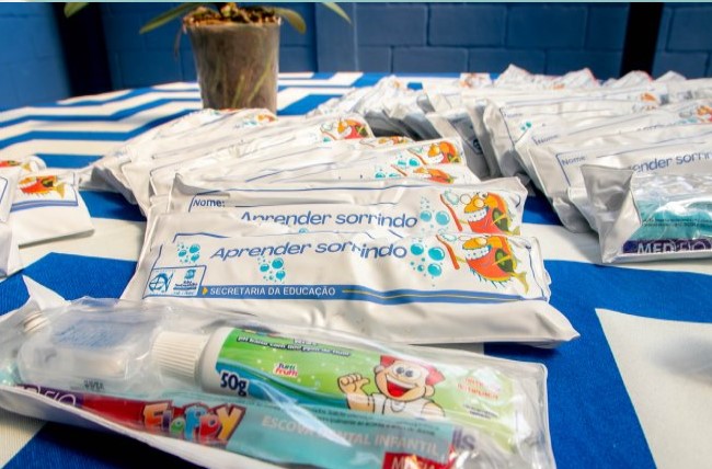 Alunos da rede municipal de São Sebastião recebem kits de higiene bucal
