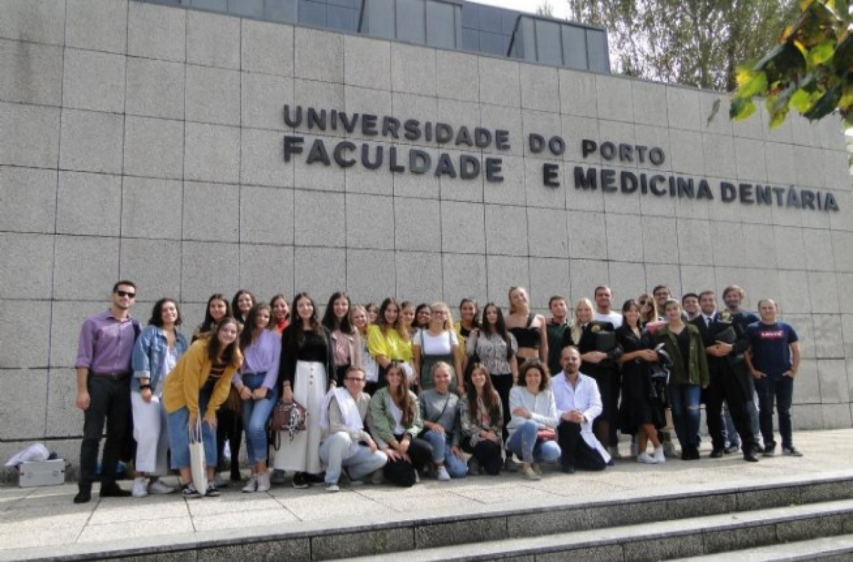 Dentista de São Sebastião ministra aula em universidade de Portugal